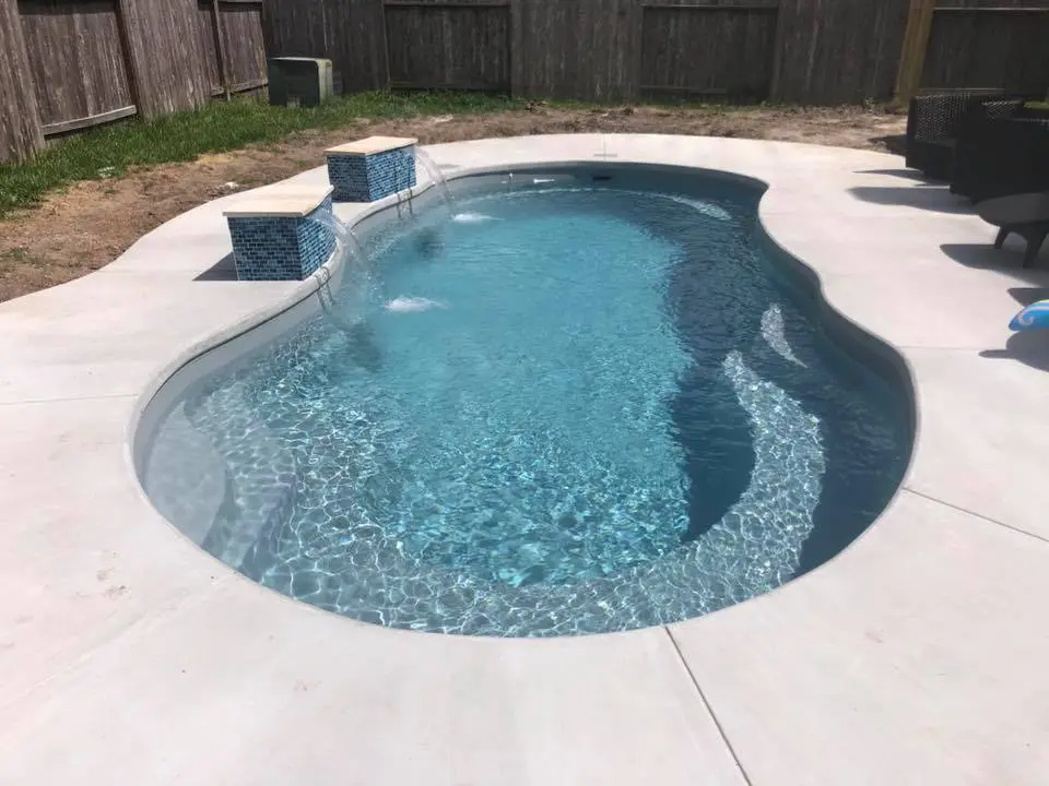 An inground, free form fiberglass pool, built by Leisure Pools Houston, premier pool builder for Houston, Texas